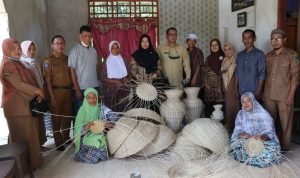 Dekranasda-dan-DP2KUKM-Lakukan-Pembinaan-Terhadap-Kelompok-Pengrajin-(1)