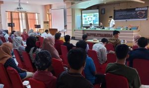 Kadis-Kominfo-Luwu-Utara-saat--Memberikan-Materi-pada-Dialog-Pemangku-Kepentingan-(1)