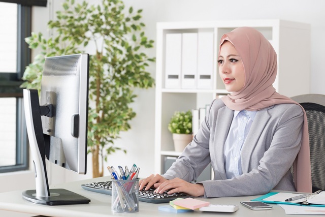 Hukum Istri Mencari Nafkah Suami Nganggur Menurut Islam
